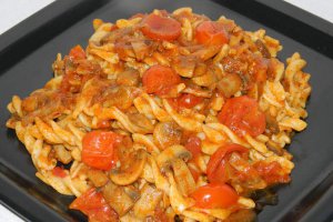 Fusilli cu ciuperci si rosii chery