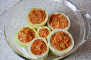Dovlecel umplut cu legume in sos de rosii
