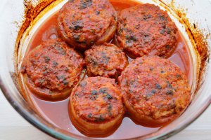 Dovlecel umplut cu legume in sos de rosii