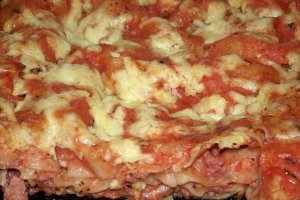 Lasagna cu carne tocata, ciolan afumat si ciuperci