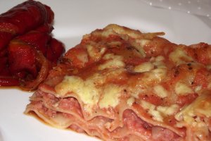 Lasagna cu carne tocata, ciolan afumat si ciuperci