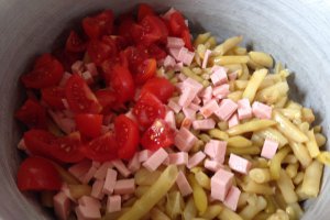 Salata de fasole galbena cu parizer de pui si rosii cherry