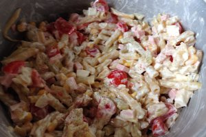 Salata de fasole galbena cu parizer de pui si rosii cherry