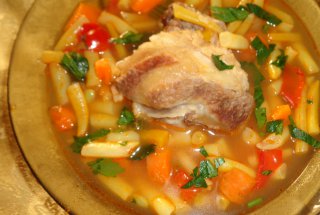 Ciorba de fasole galbena cu os de vitel