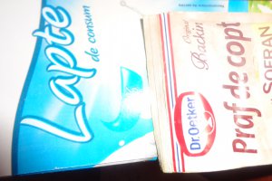 Prajitura turnata cu branza , caise si merisoare