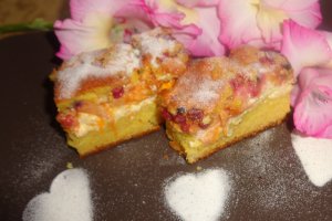 Prajitura turnata cu branza , caise si merisoare