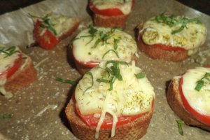 Bruschette cu rosie si cascaval