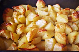 Cartofi la cuptor, cu sos de ardei copt