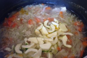 Ciorba de pui cu varza si zucchini