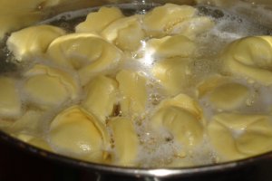 Tortellini cu sos de branza de vaca