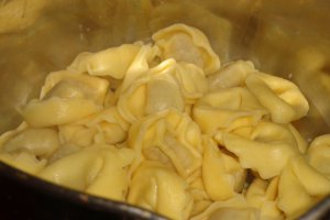 Tortellini cu sos de branza de vaca