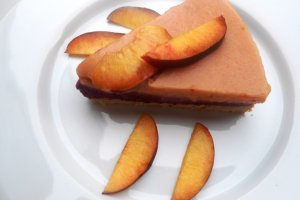 Tort cu piersici si coacaze negre