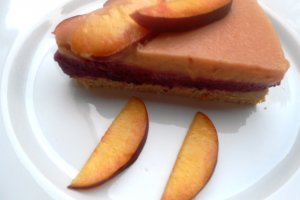 Tort cu piersici si coacaze negre