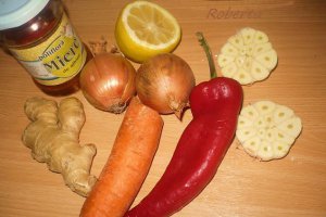 Miel rumenit in vasul de lut cu garnitura de dragavei