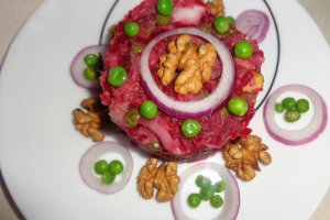 Salata cu macrou afumat , sfecla si nuci