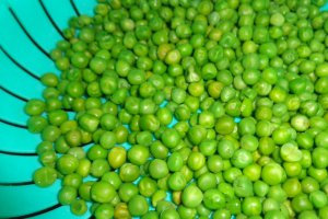 Salata cu macrou afumat , sfecla si nuci