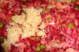 Salata cu macrou afumat , sfecla si nuci
