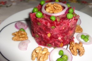 Salata cu macrou afumat , sfecla si nuci