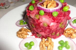 Salata cu macrou afumat , sfecla si nuci