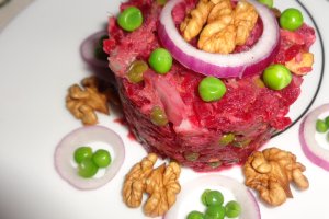 Salata cu macrou afumat , sfecla si nuci