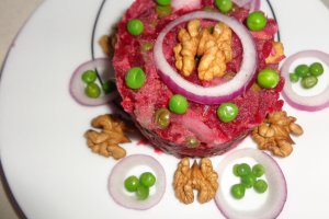 Salata cu macrou afumat , sfecla si nuci