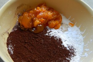 Negresa ( II ) cu dulceata de caise si fulgi de ciocolata