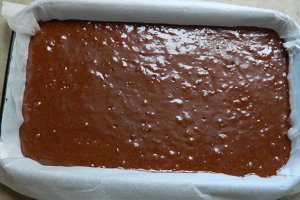 Negresa ( II ) cu dulceata de caise si fulgi de ciocolata