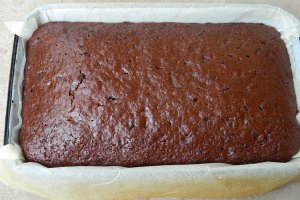 Negresa ( II ) cu dulceata de caise si fulgi de ciocolata