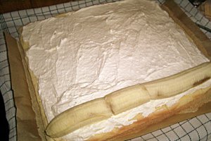 Rulada cu crema de vanilie si banane
