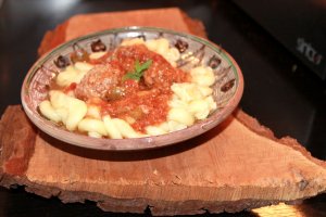 Perișoare în sos tomat cu capere și măsline, acompaniate de Serpentine de la Băneasa