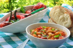 Iahnie de fasole cu salata de ardei copti
