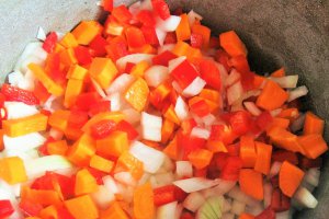 Iahnie de fasole cu salata de ardei copti