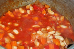 Iahnie de fasole cu salata de ardei copti