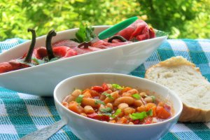 Iahnie de fasole cu salata de ardei copti