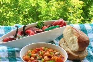 Iahnie de fasole cu salata de ardei copti