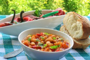 Iahnie de fasole cu salata de ardei copti