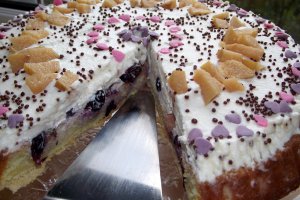 Tarta cu struguri, piersici si crema de mascarpone