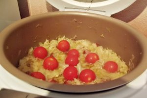 Varza cu carnati si rosii cherry