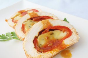 Rulada de pui cu ardei kapia si cascaval