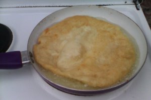 Langosi simpli si cu telemea Delaco