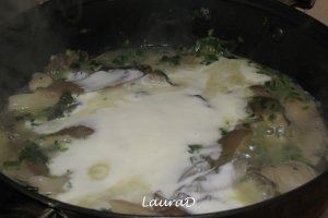 Ciuperci cremoase cu patrunjel si bucati crocante de paine