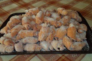 Cornulete cu bors si suc de rosii