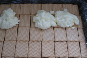 Prajitura cu biscuiti, mere, crema de vanilie si nuci