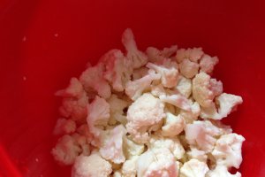 Salata rece de conopida cu rosii cherry si sos de smantana
