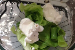 Salata rece de conopida cu rosii cherry si sos de smantana