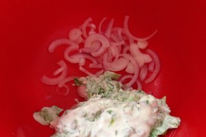 Salata rece de conopida cu rosii cherry si sos de smantana
