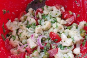 Salata rece de conopida cu rosii cherry si sos de smantana