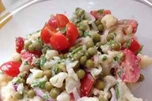 Salata rece de conopida cu rosii cherry si sos de smantana