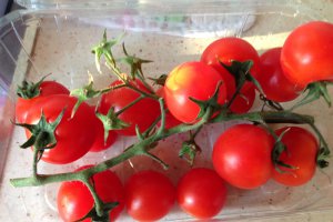 Salata de cartofi cu ton,porumb si rosii cherry