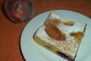Pandispan cu mac, piersici si struguri negri